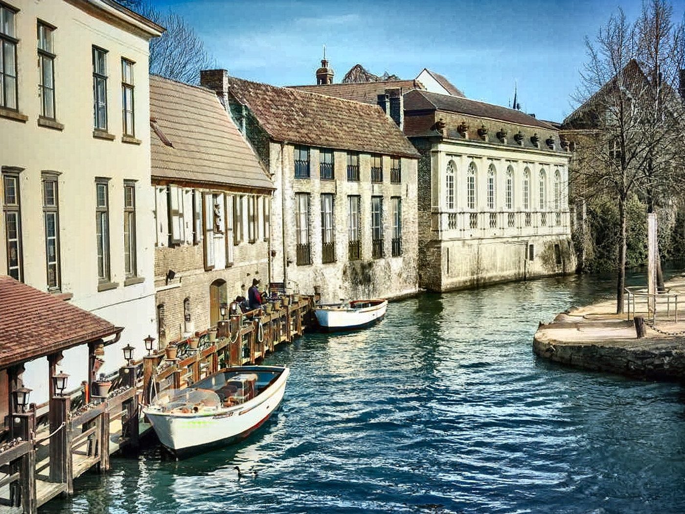 Kênh đào Bruges sau khi tô màu: tường gạch, mặt nước và bầu trời