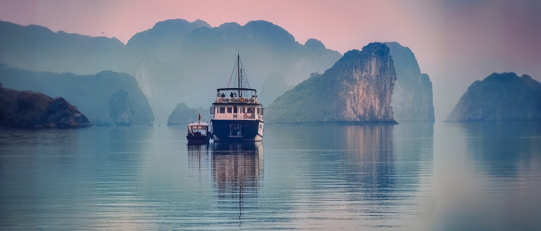 Vịnh Hạ Long được mở rộng thành ảnh toàn cảnh: hai bên vẽ thêm nối tiếp núi đá vôi, sương và mặt nước
