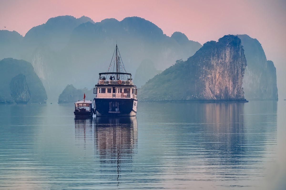 Ảnh gốc, chiếc thuyền giữa vịnh, với phần trống hai bên mà công cụ sẽ vẽ thêm